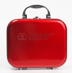 una-valigia-rossa-lucida-con-angoli-arrotondati-e-dettagli-argenteo